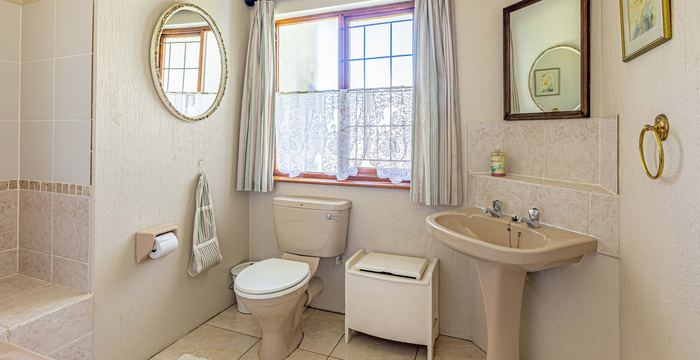 Sunbird Suite bathroom