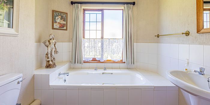Sunbird Suite bathroom